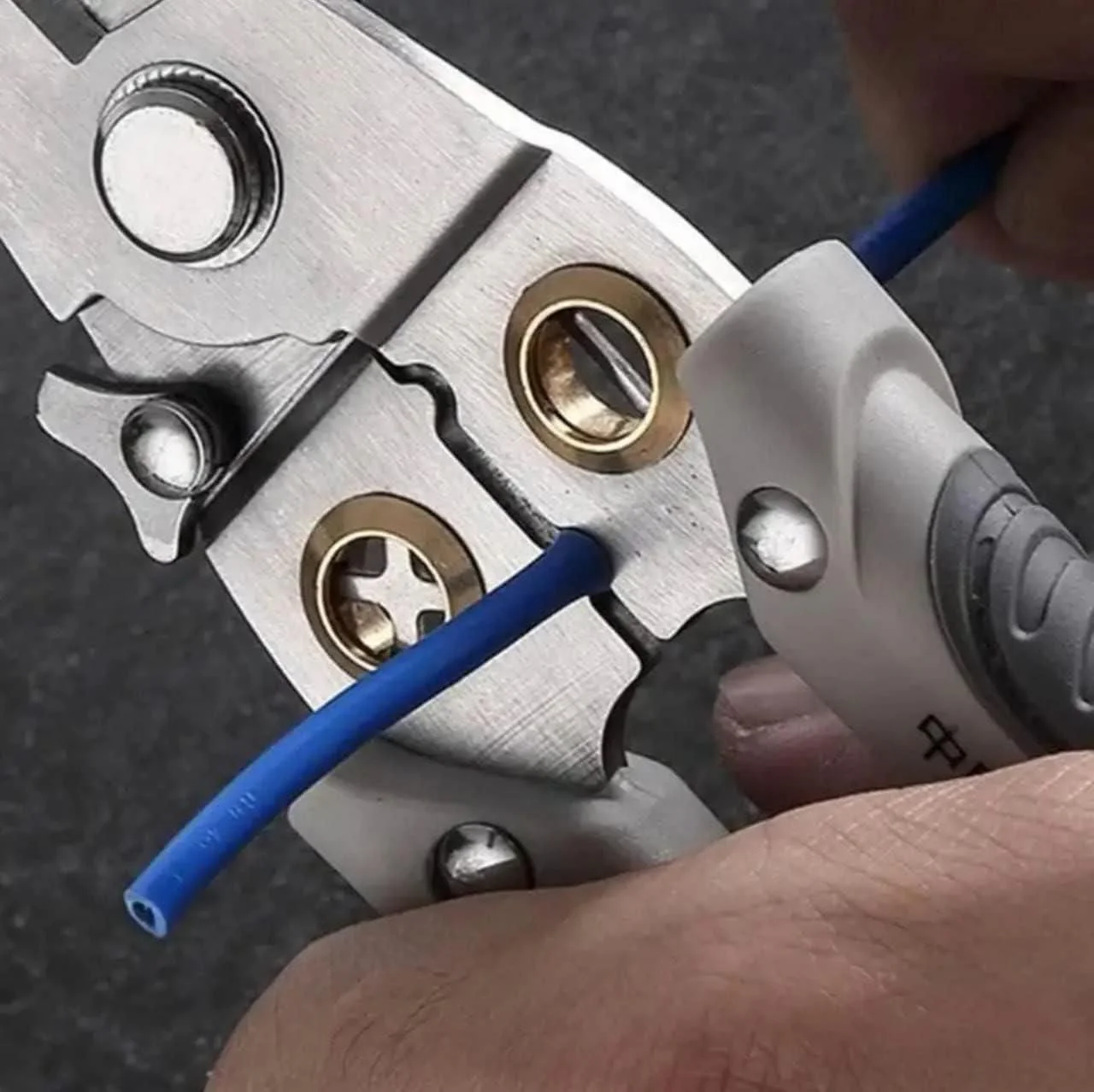 Multi-functional wire stripper & Cutter - Image 3